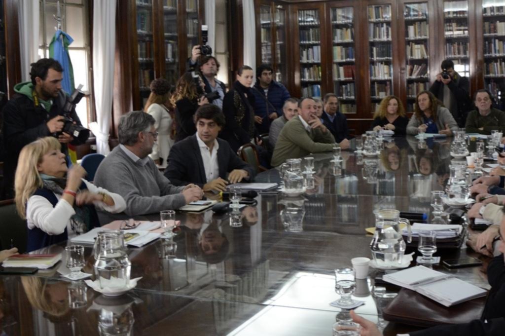 Gremios estatales aguardarán la definición de los docentes antes de cerrar su paritaria