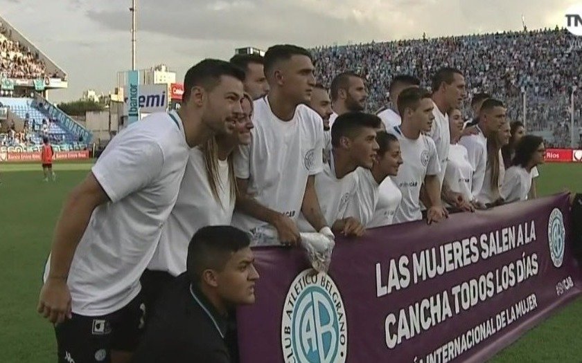 Belgrano con camisetas alusivas al Día Internacional de la Mujer