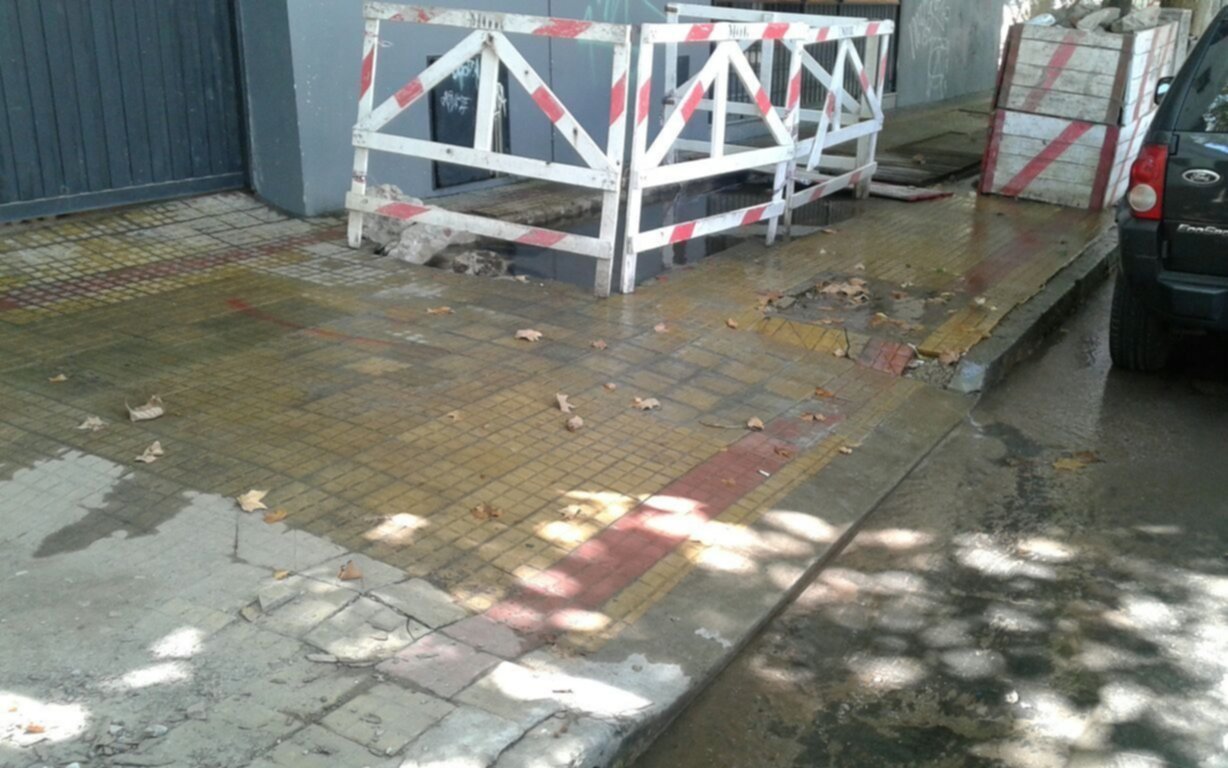 Vecinos denuncian una enorme pérdida de agua en el Centro