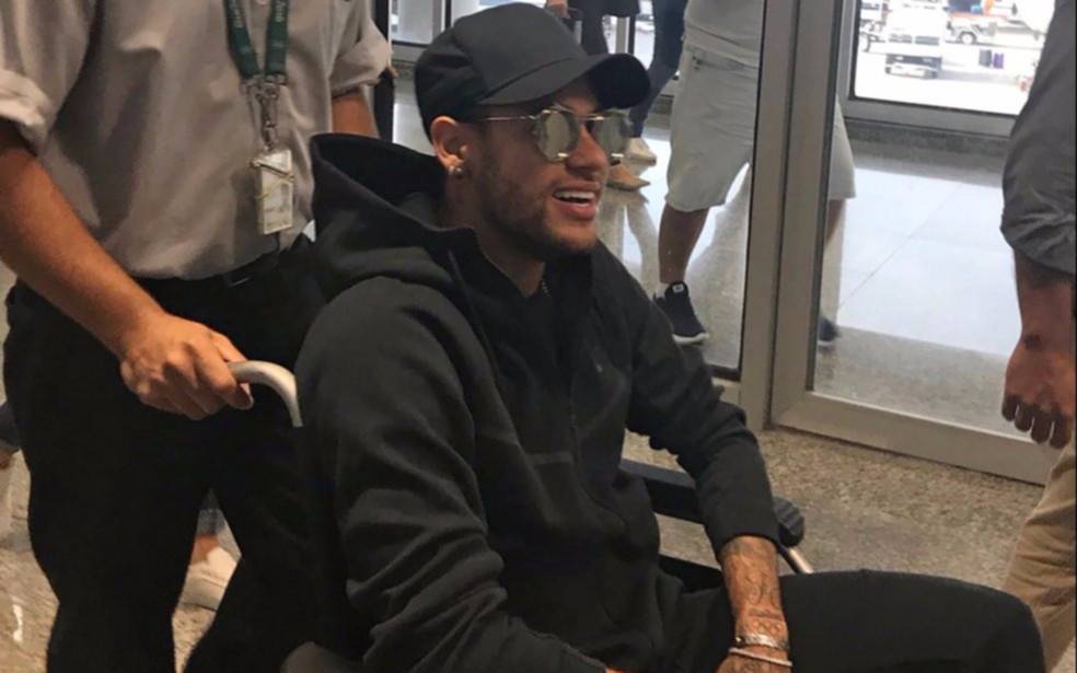 Operaron con éxito a Neymar, que volverá a las canchas recién en tres meses