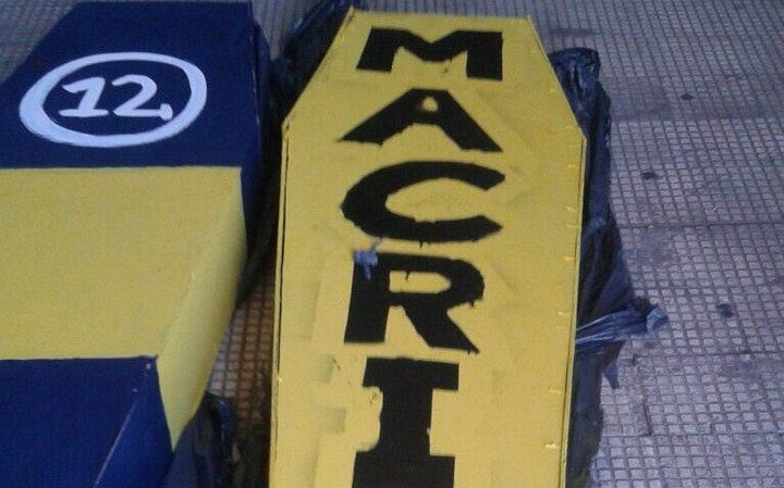 Hallaron un ataúd pintado con los colores de Boca y el nombre de Macri en Rosario