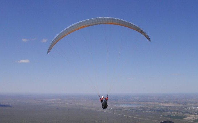 Tragedia en Mendoza: murió tras caer en un parapente en un cerro