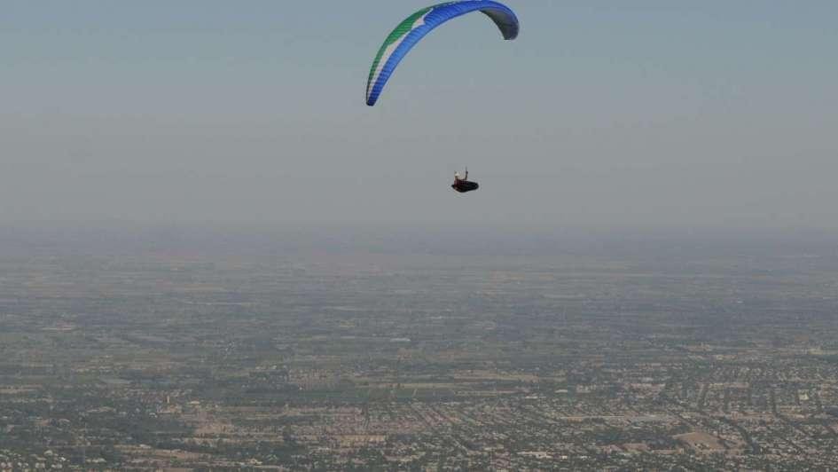 Otra muerte en parapente: un hombre cayó mientras volaba sobre un cerro en Mendoza