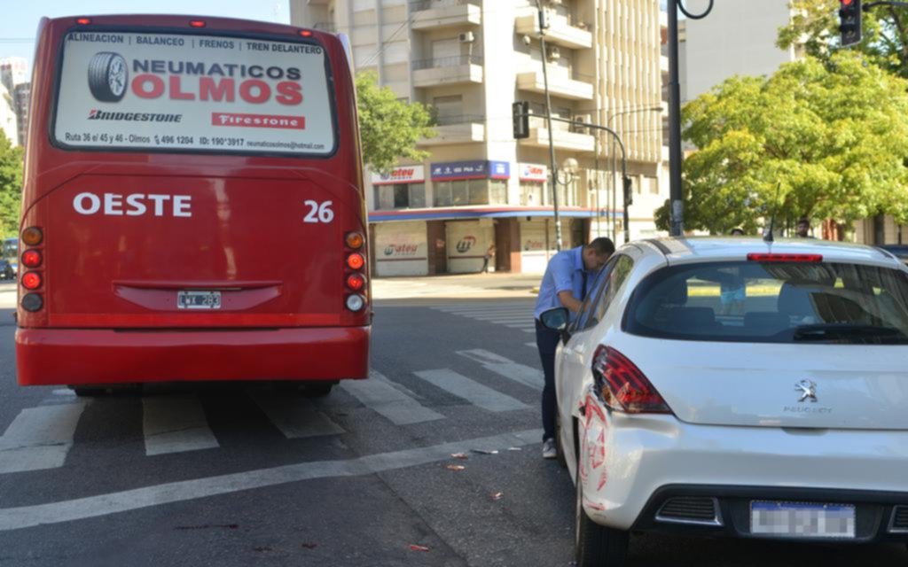 Un micro y un auto chocaron en la esquina de Diag. 80 y 4, pero no hubo heridos