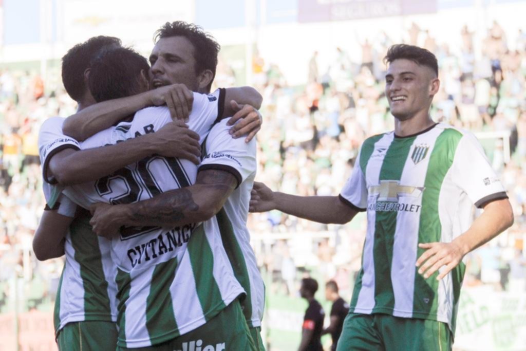 Banfield recuperó la sonrisa venciendo a Newell’s, que sigue en caída libre