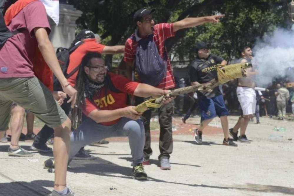 Piden captura internacional del hombre del arma tumbera