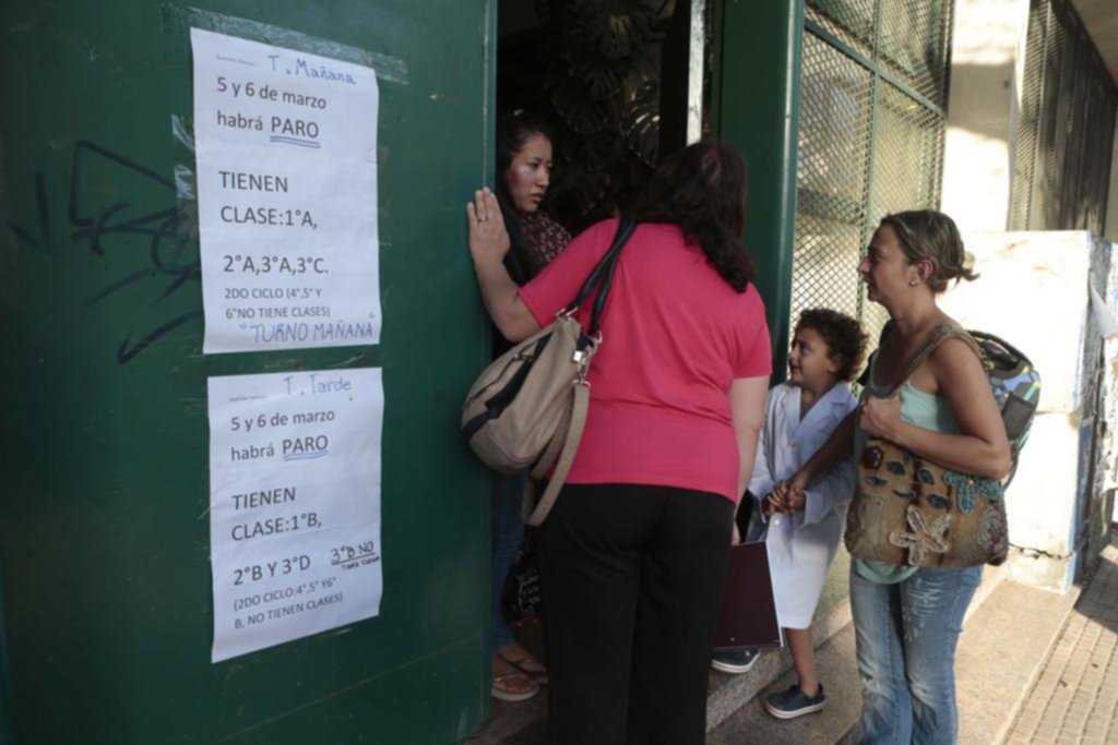 El acatamiento al primer día del paro docente desató una fuerte polémica en la Provincia