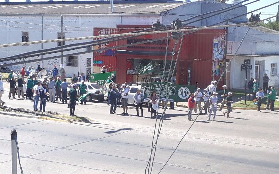 Pasteleros protestaron por despidos y se complicó el tránsito en la avenida 44
