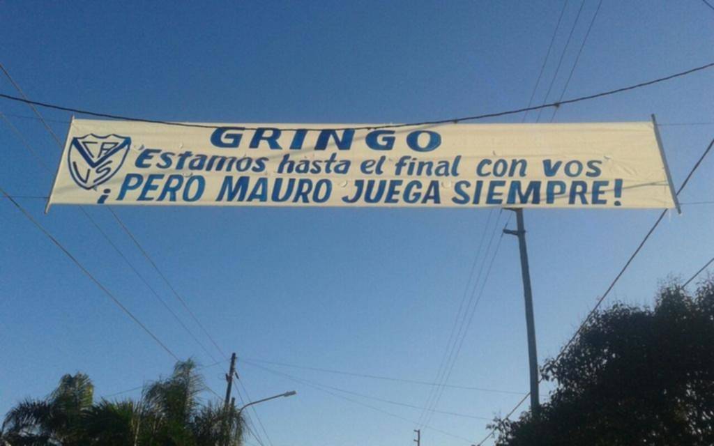 "Mauro juega siempre": Los hinchas de Vélez bancan a Heinze pero le sugirieron que no saque a Zárate