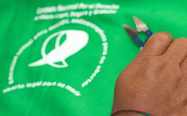 Una cooperativa de mujeres salteñas fabricó más de 20 mil pañuelos por el aborto
