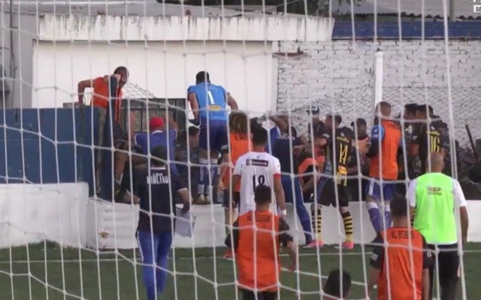 Insólito: se jugó sin público para evitar incidentes y los jugadores se pelaron con la policía