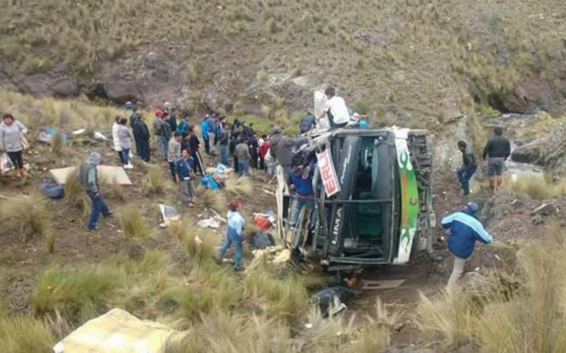 Nueve muertos y 50 heridos al desbarrancarse un ómnibus en Perú