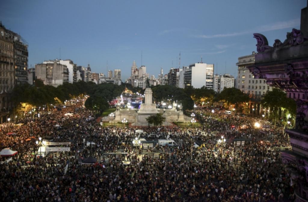Una multitud se hizo sentir en torno al Congreso por la igualdad de las mujeres