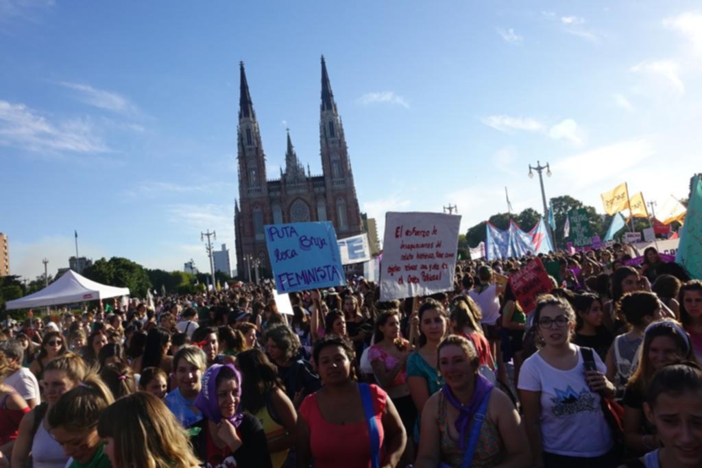 Más de diez mil platenses marcharon para pedir por el aborto y la paridad de derechos