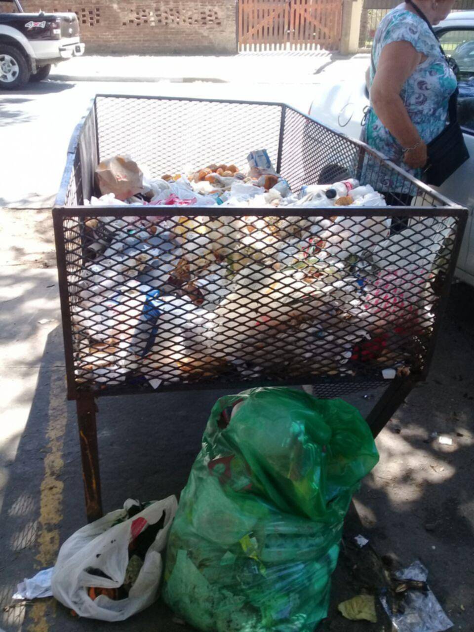 Reclaman limpieza para una esquina de Gonnet
