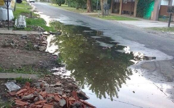 Piden arreglo de un caño roto que inunda la cuadra