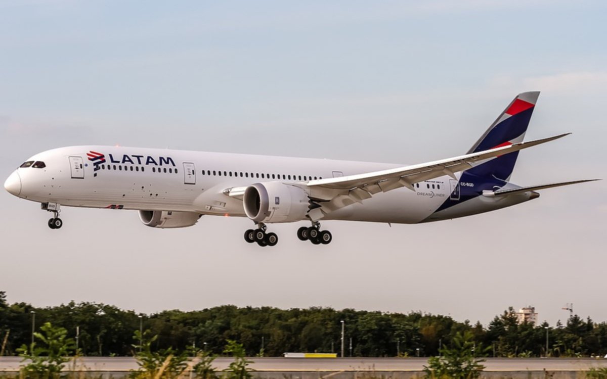 Susto en Ezeiza por un avión que comenzó a desprender humo