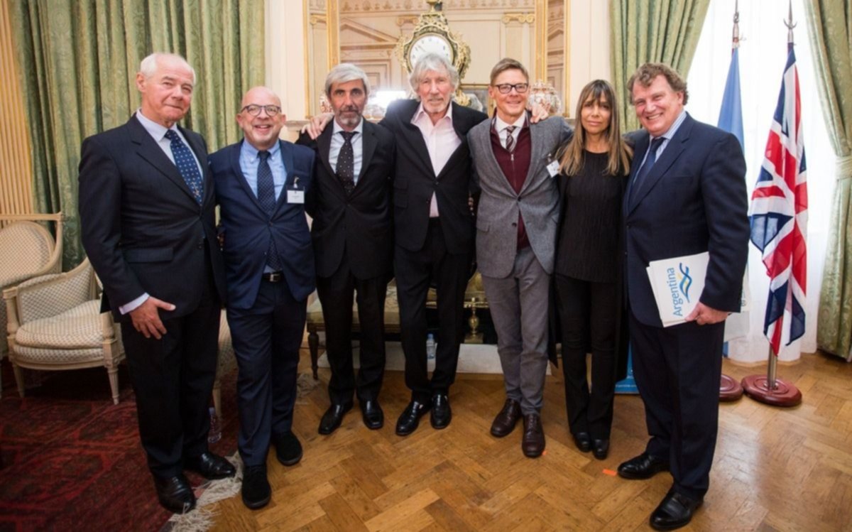 Distinguen a Roger Waters por su apoyo a la identificación de los soldados argentinos de Malvinas