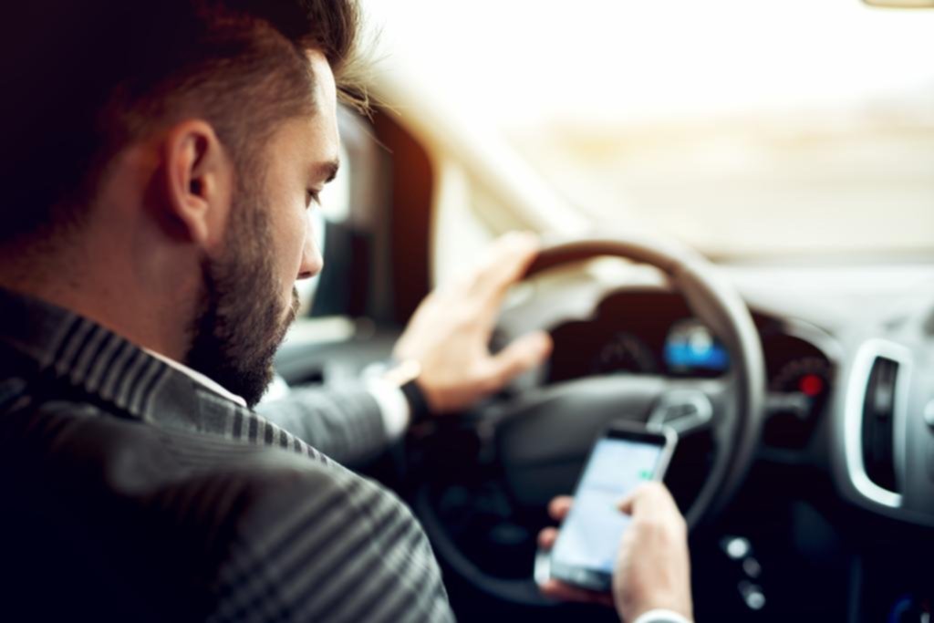 Celular al volante: más del 40% de los automovilistas reconoce que usa el móvil cuando maneja