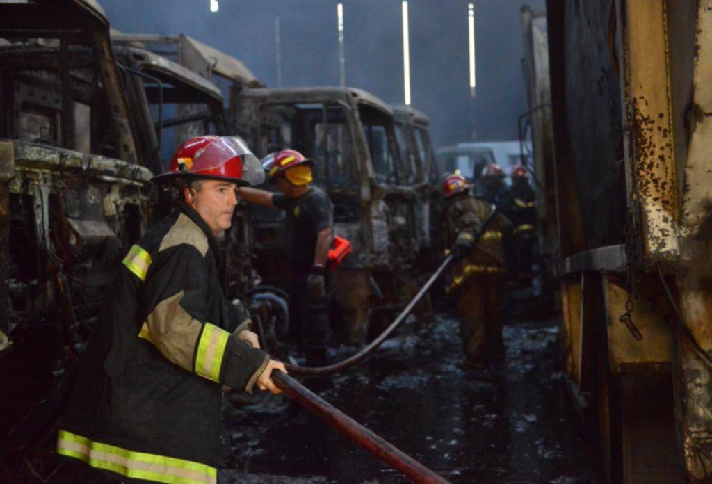 Voraz incendio destruyó 14 camiones de recolección de basura en Ringuelet
