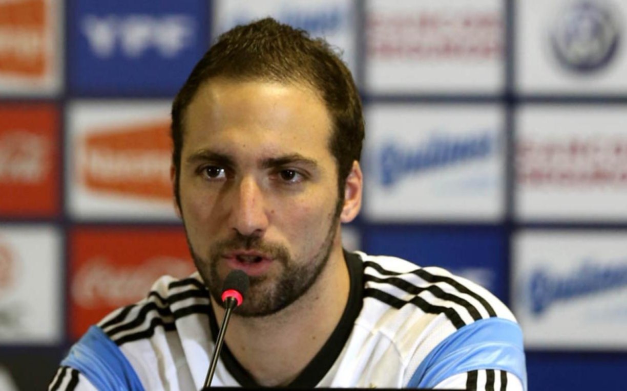 Higuaín respondió a las críticas: "La gente piensa que somos robots"