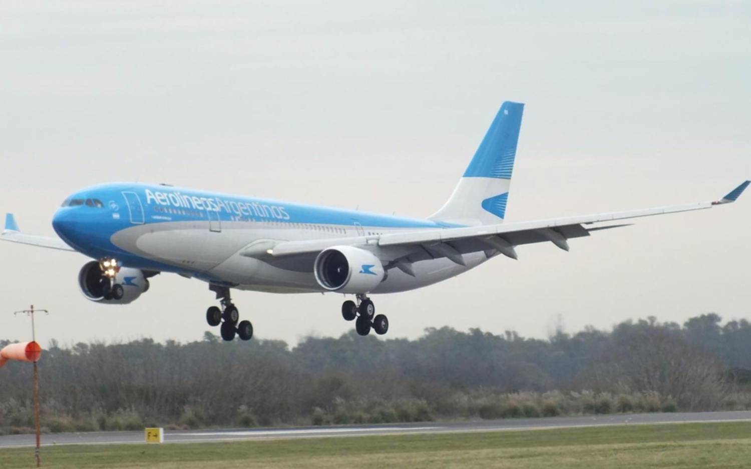 Un hombre de 66 años murió durante un vuelo antes de aterrizar en Ezeiza