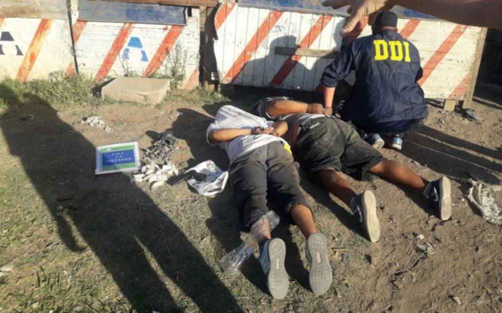VIDEO: Dos dealers fueron capturados y, con sus propias manos, los vecinos derribaron el búnker