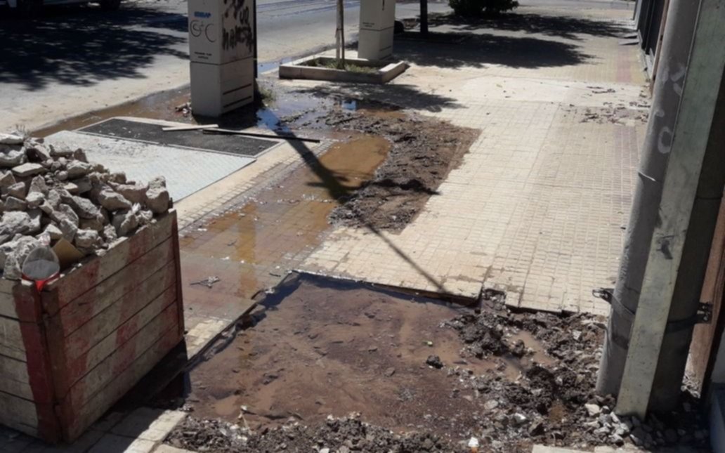 Hartazgo vecinal en 62 y 23 por una pérdida de agua que ya cumplió un mes