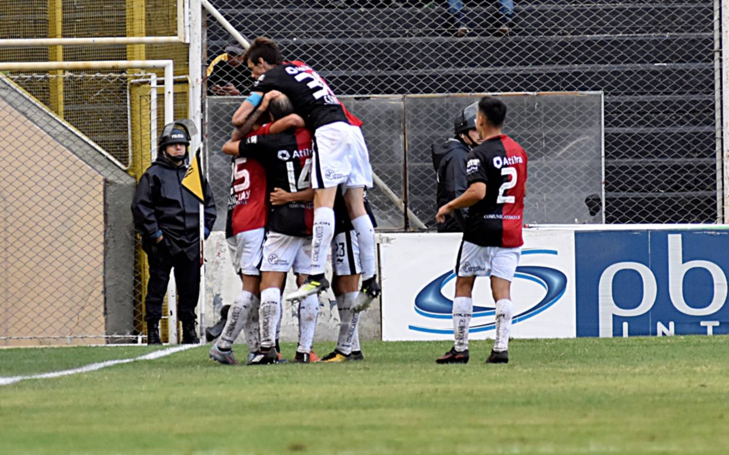 Colón goleó a Olimpo en Bahía