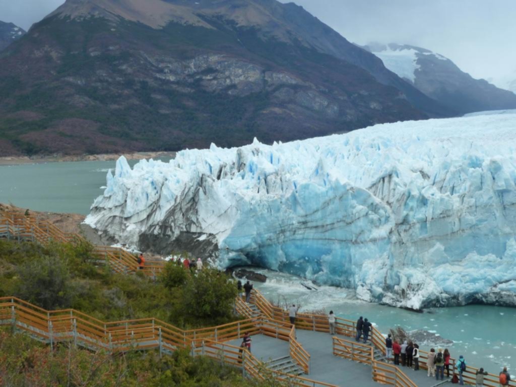 El Glaciar Perito Moreno dio inicio a su impactante proceso de filtración y rompimiento