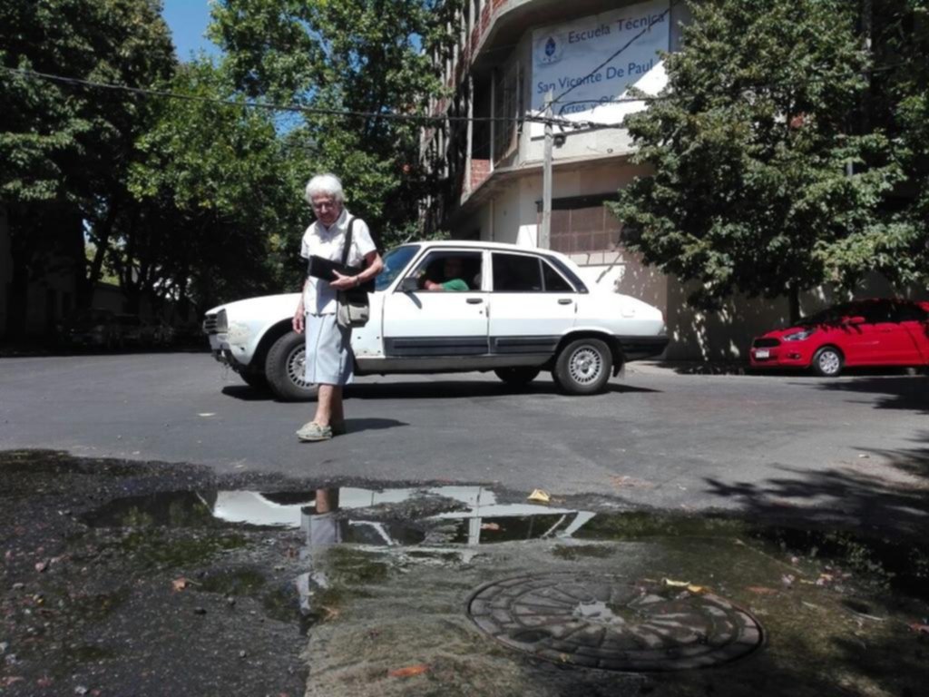 Los desbordes cloacales se multiplican en los barrios y crece la preocupación vecinal