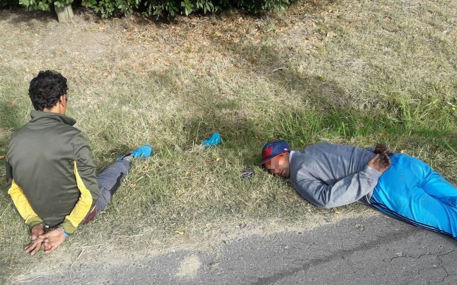 Lo golpearon para robarle la billetera y el celular en Villa Elisa: presos