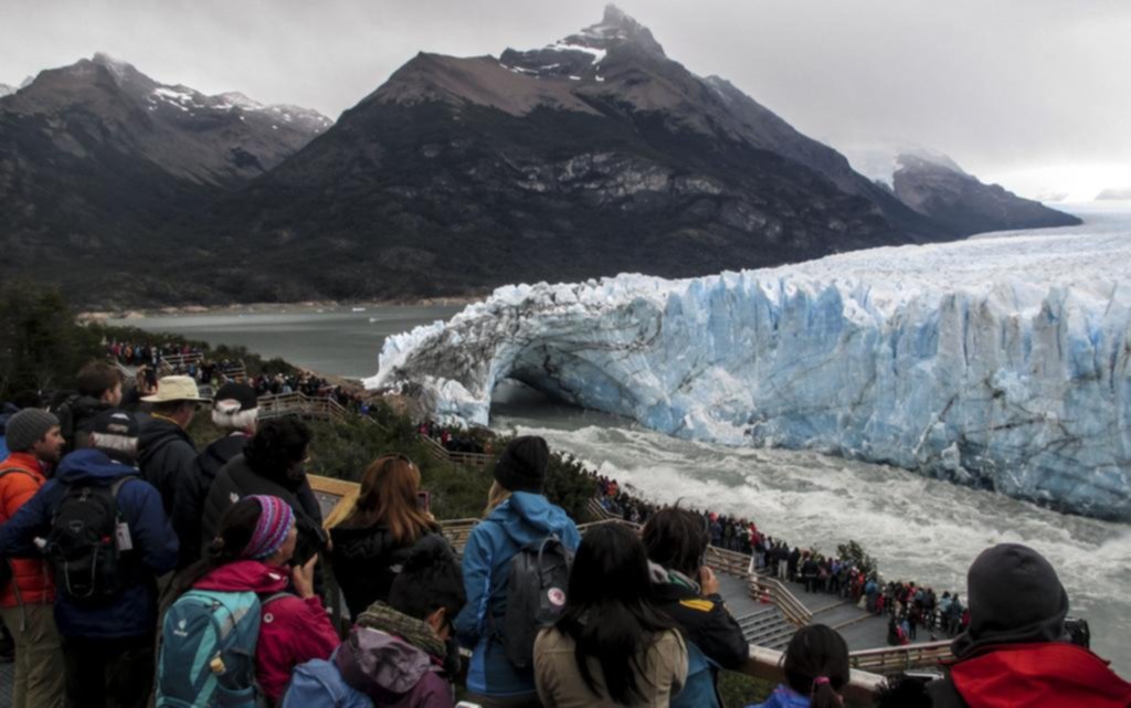 Miles de turistas a la espera del gran espectáculo del hielo