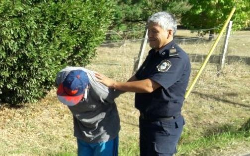 Tres detenidos por atacar a golpes a un joven para robarle en Villa Elisa