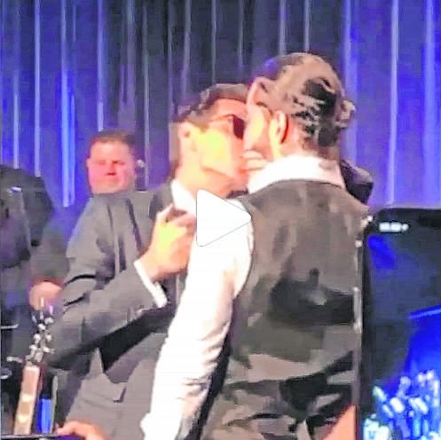 Marc Anthony, ¡a los besos con Maluma!