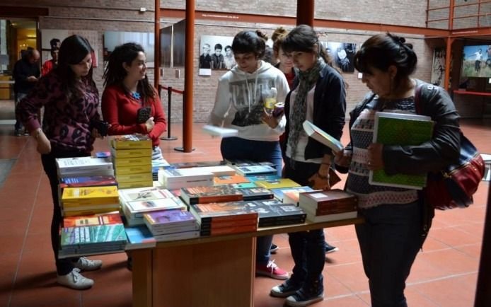 Feria de libros “De la Editorial UNQ a la comunidad”