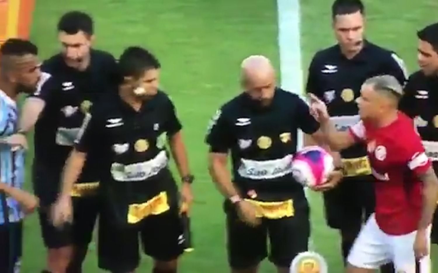 Insólito: D´Alessandro se peleó con un rival en el sorteo previo al partido