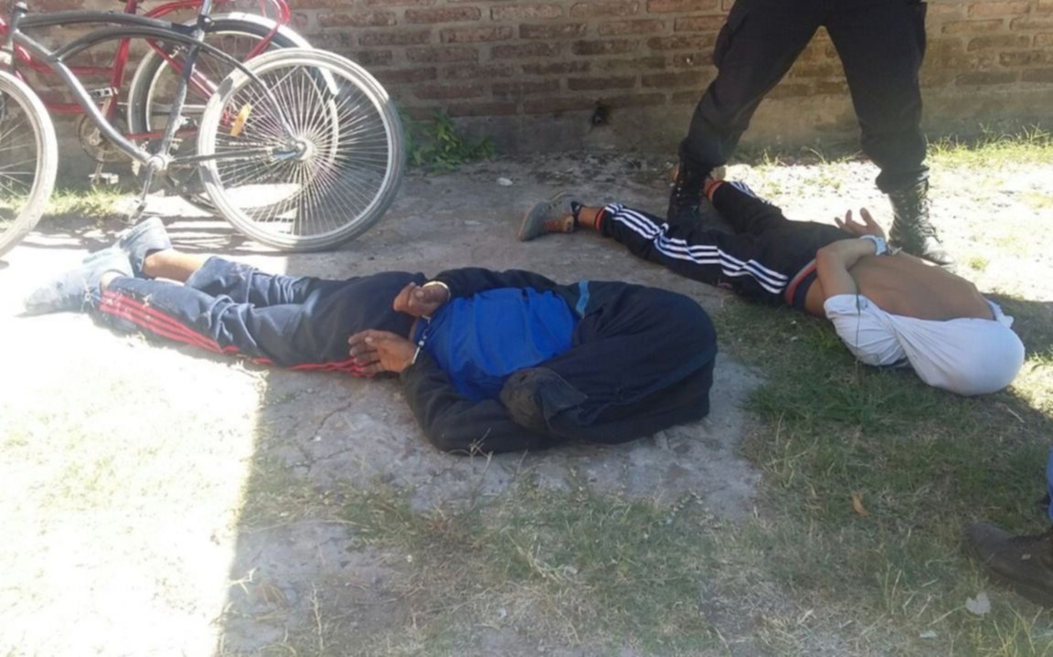 Detienen a dos jóvenes cuando intentaban robar una vivienda en Olmos