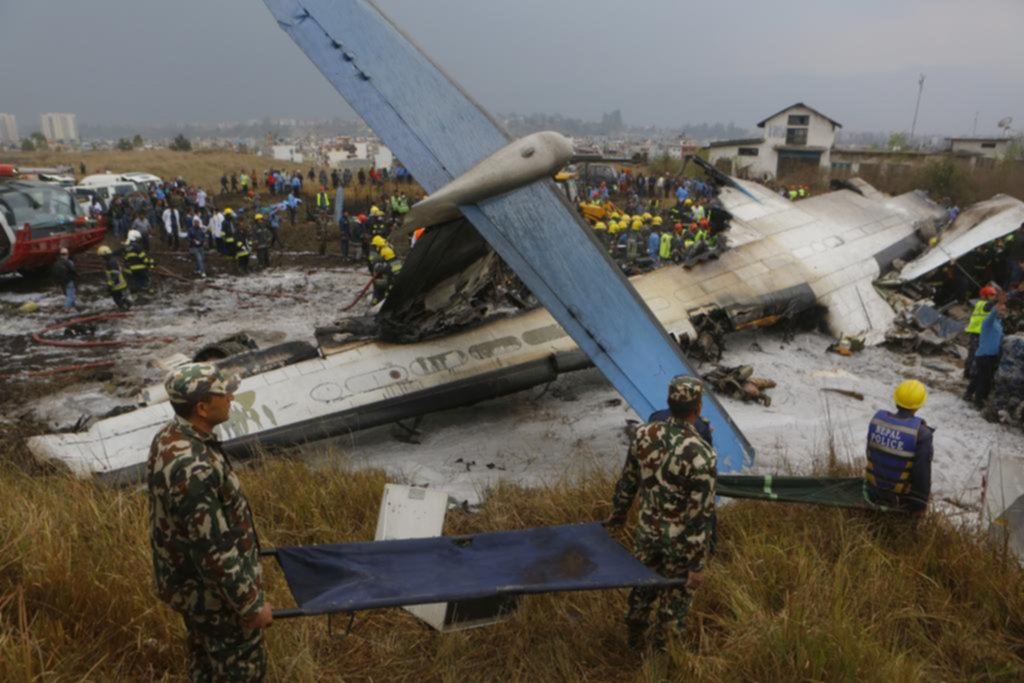 Un avión se estrelló en Nepal cuando estaba por aterrizar y dejó 49 muertos