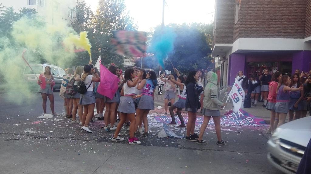 Estruendo y color en el Último Primer Día en escuelas secundarias
