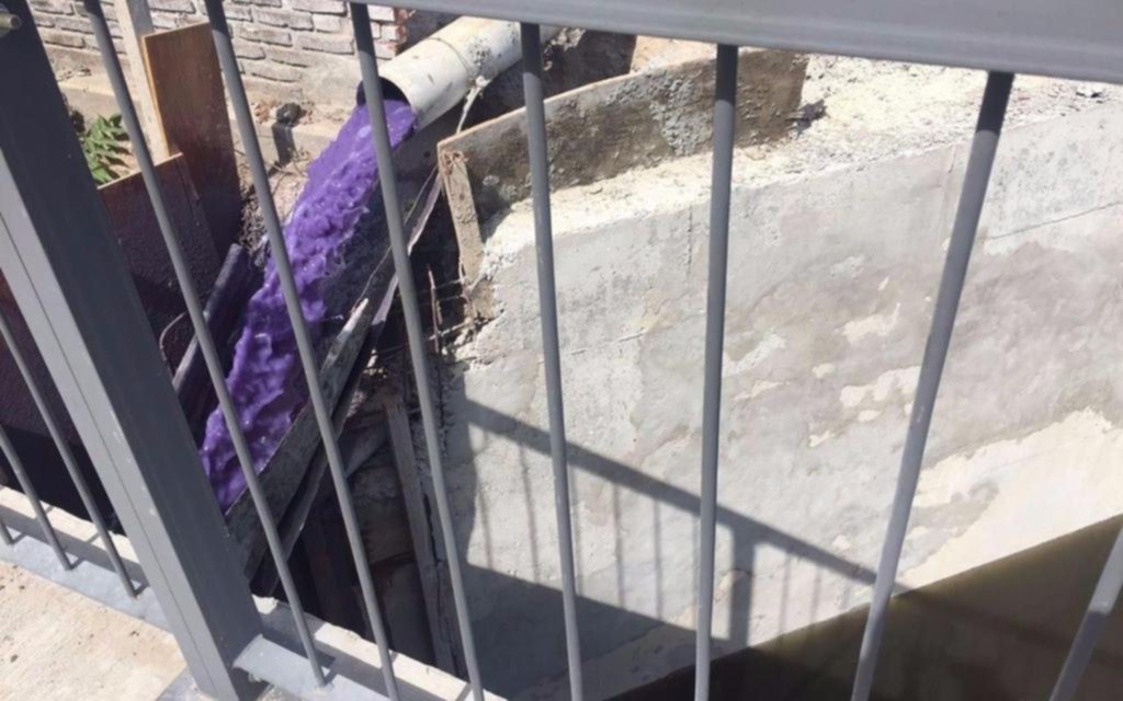 Clausura parcial de una papelera por el vuelco de una tinta violeta al arroyo El Gato