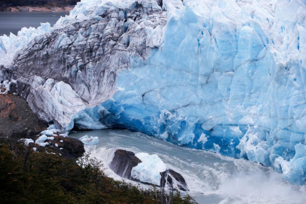 Al final, el puente del Glaciar se cayó de noche, hizo poco ruido y nadie lo vio