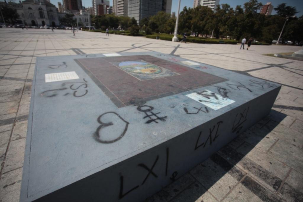 La Piedra Fundamental ya fue vandalizada, ahora durante un festejo estudiantil