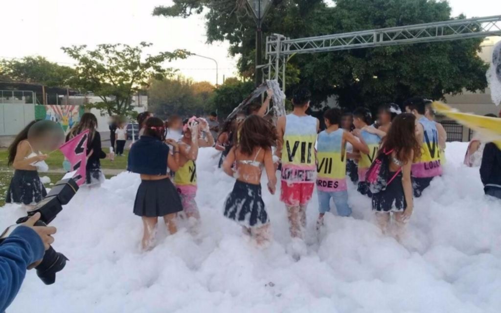 Espuma, color, banderas y mucho ruido, el folclore del festejo estudiantil platense