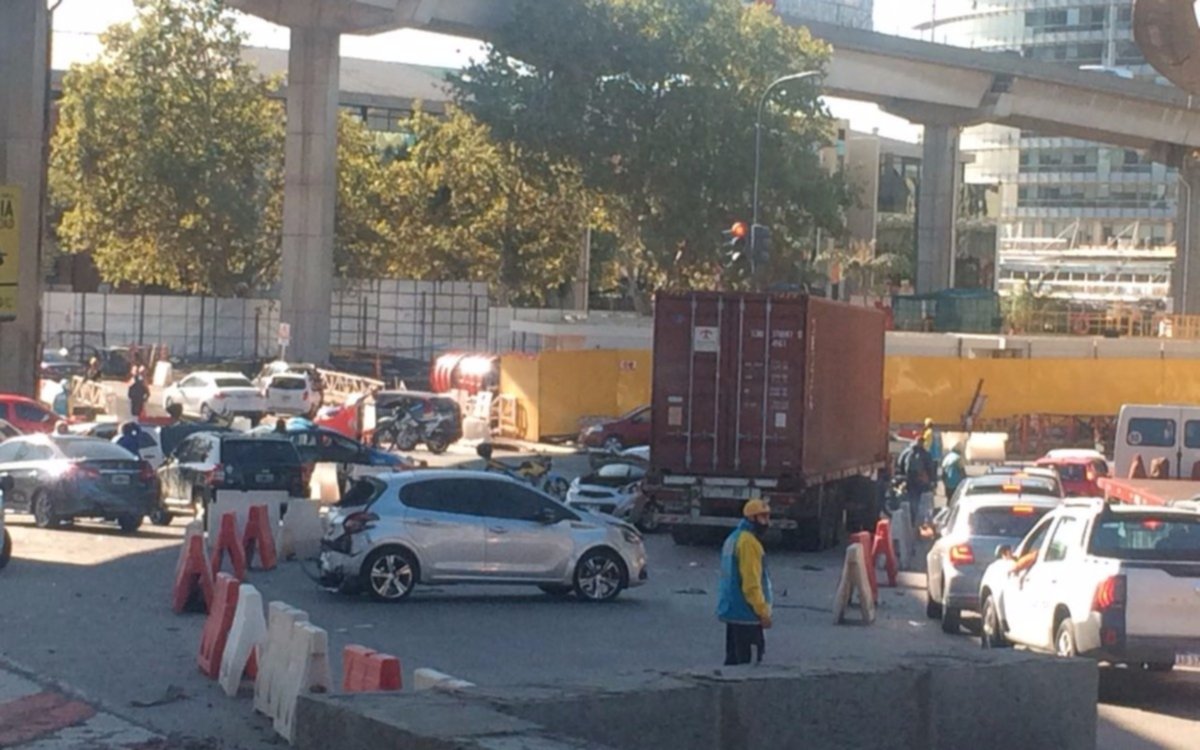 Un camión chocó a 11 vehículos al  descender de la Autopista 25 de Mayo