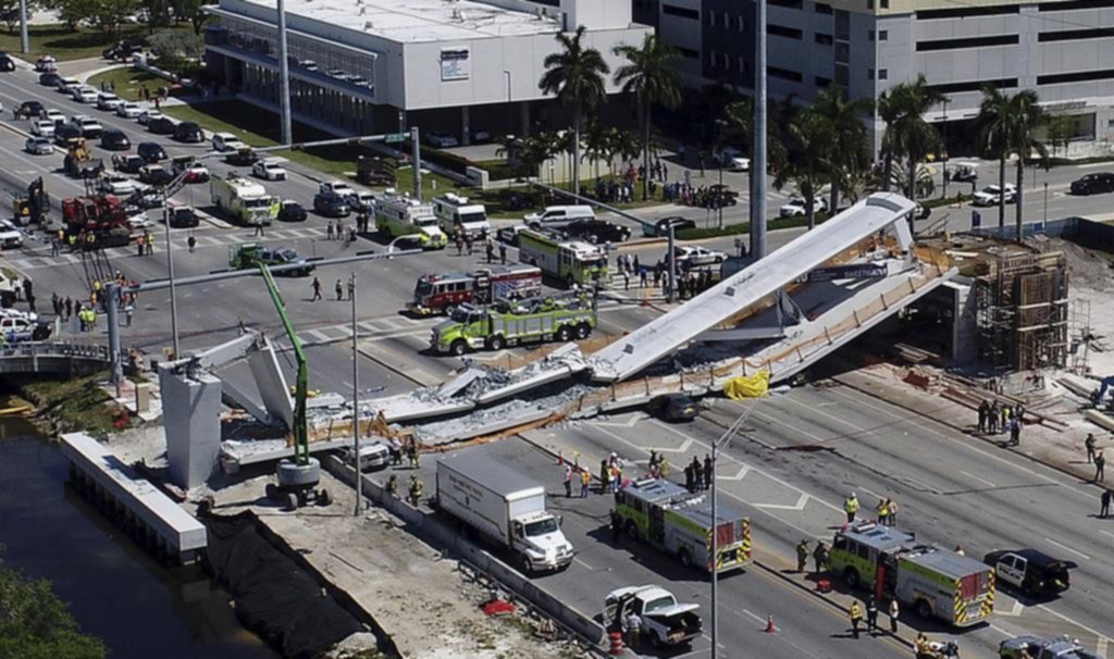 Trágico derrumbe de un puente peatonal sobre una conocida autopista en Miami