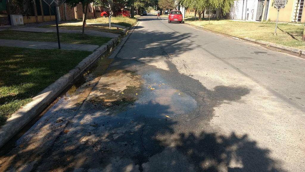 Una pérdida de agua que agranda un bache