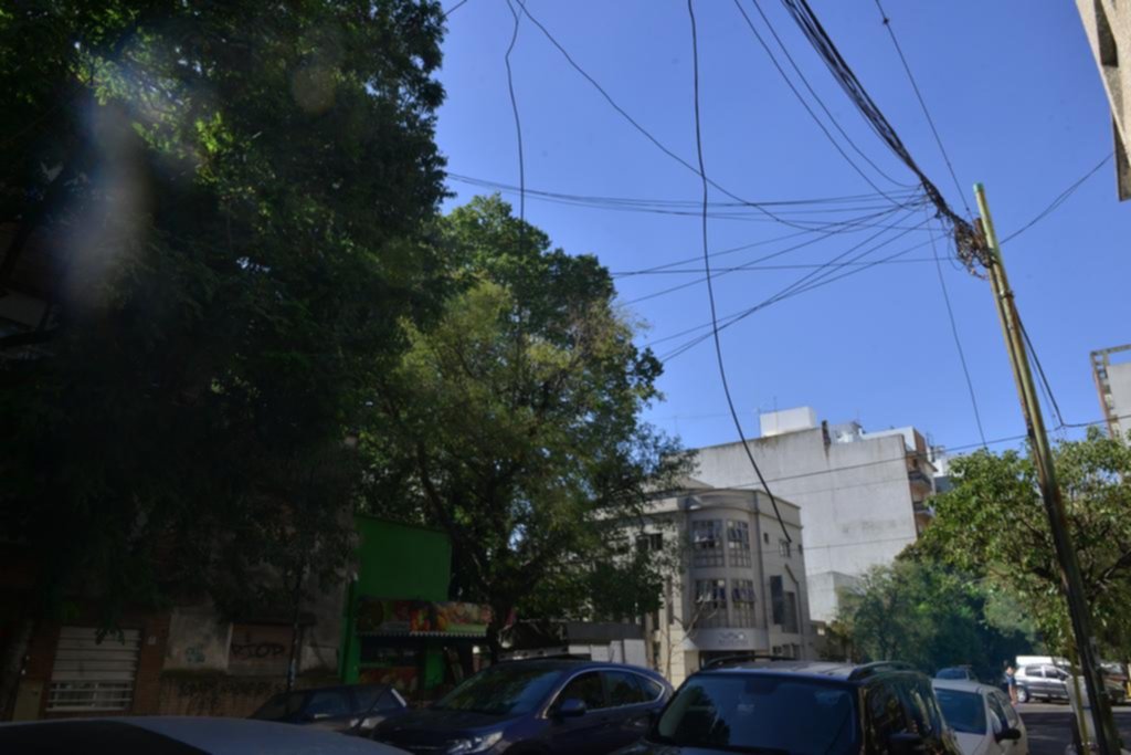 Peligro en 5 y 59 por una maraña de cables