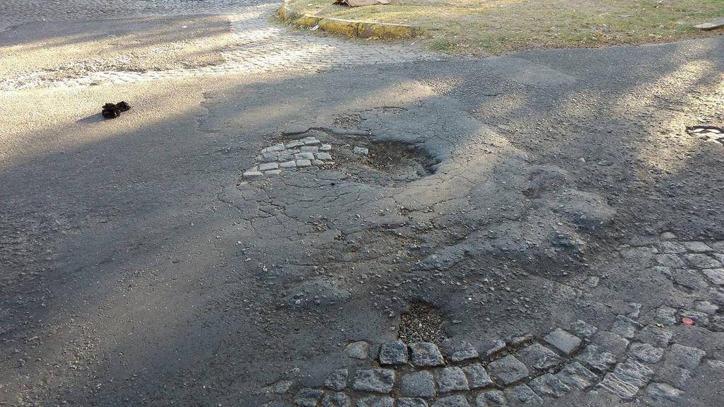Una zona con mucho tránsito y un pozo que molesta mucho