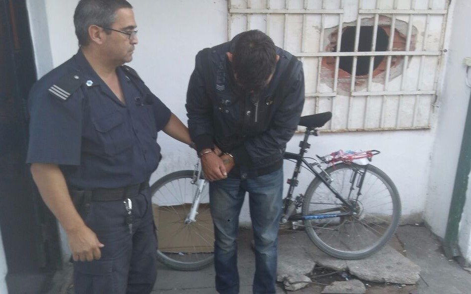 Robó una bicicleta e intentó huir subiéndose a un colectivo: preso